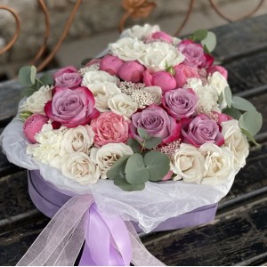 Коробка с цветами в форме сердца Композиция в виде сердца из роз "Кусочек счастья"